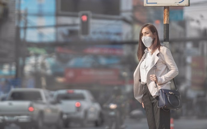 Contaminación, mujer con mascarilla.