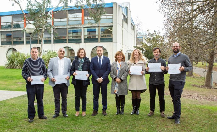 Grupo de los profesores distinguidos, junto al rector y la vicerrectora de Profesorado.