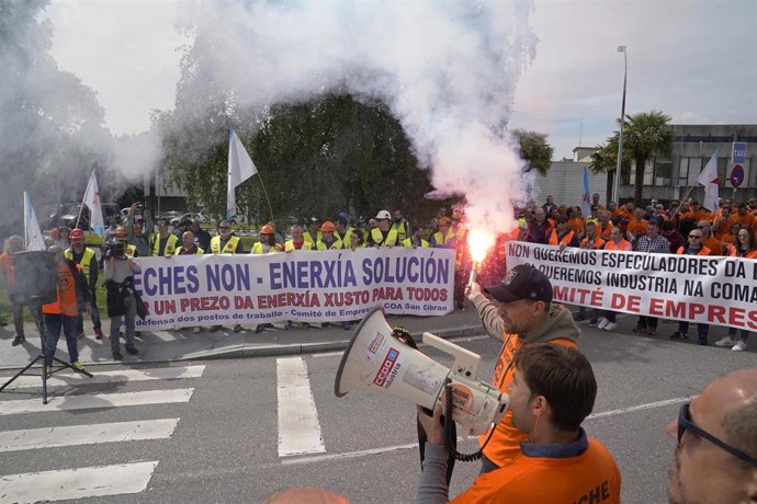 Trabajadores de la industria electrointensiva se manifiestan en Santiago de Compostela para reclamar una "solución" para el sector que pase por la aprobación de un estatuto que fije precios "competitivos" para la energía