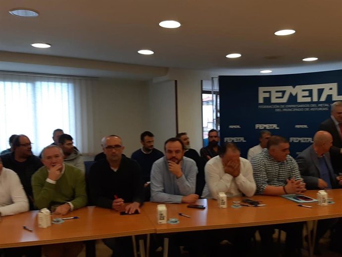 Representantes sindicales antes de la firma del convenio de la industria auxiliar