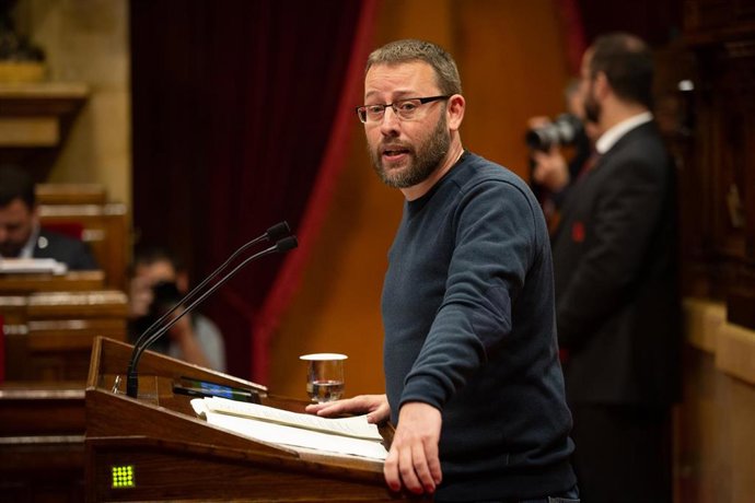 El diputado de la Cup en el Parlament de Catalunya, Vidal Aragonés, durante su intervención en una sesión plenaria en el Parlament, en Barcelona / Catalunya (España), a 26 de noviembre de 2019.
