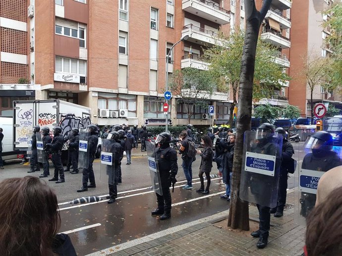 Agentes antidisturbios de los Mossos d'Esquadra en un desahucio en la Travessera de Grcia de Barcelona.
