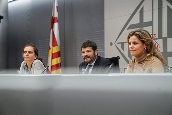 La regidora de Barcelona Gemma Tarafa, el tinent d'alcalde de l'Ajuntament de Barcelona Albert Batlle i Georgina Lamme (gerent de la Fundació Abertis) presenten una campanya per conscienciar del perill de beure i conduir
