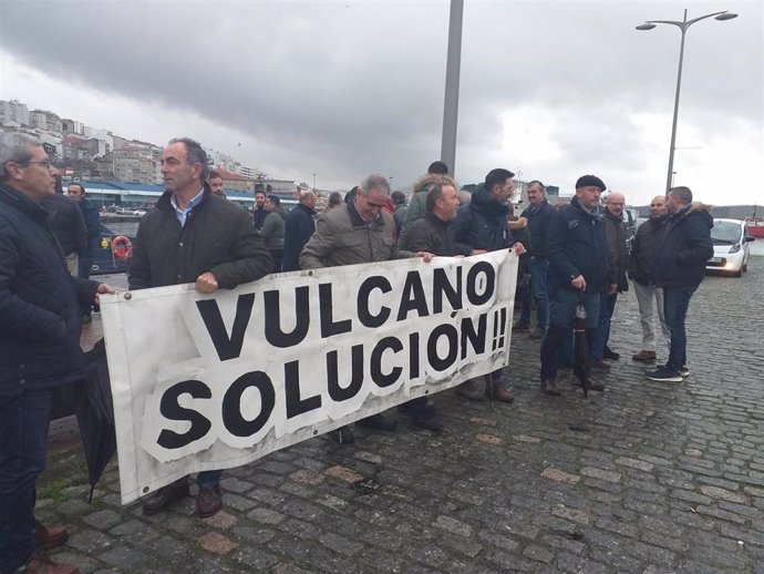 Trabajadores de Vulcano concentrados ante el Edificio de Sesiones del Puerto de Vigo.