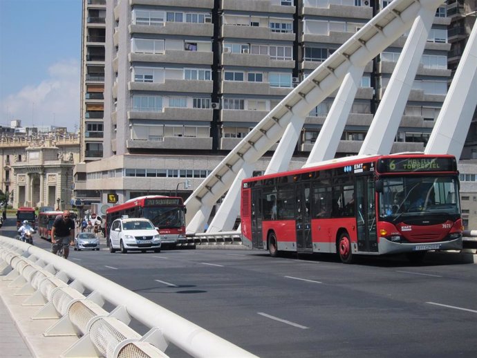Autobuses de la EMT circulando por el centro de Valncia