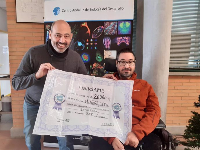 Los investigadores del Departamento de Biología Molecular e Ingeniería Bioquímica de la Universidad Pablo de Olavide (UPO) Manuel J. Muñoz Ruiz y Antonio J. Pérez Pulido.