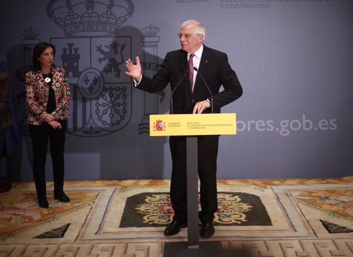 El ministro de Asuntos Exteriores, UE y Cooperación en funciones, Josep Borrell,  en la sede del Ministerio dejando su tarea de forma temporal en manos de la titular de Defensa en funciones, Margarita Robles. en Madrid (España), a 29 de noviembre de 201