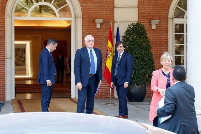 el ministro de Asuntos Exteriores, Unión Europea y Cooperación en funciones, Josep Borrell (c) sale a recibir en el Palacio de la Moncloa a la  presidenta electa de la Comisión Europea.