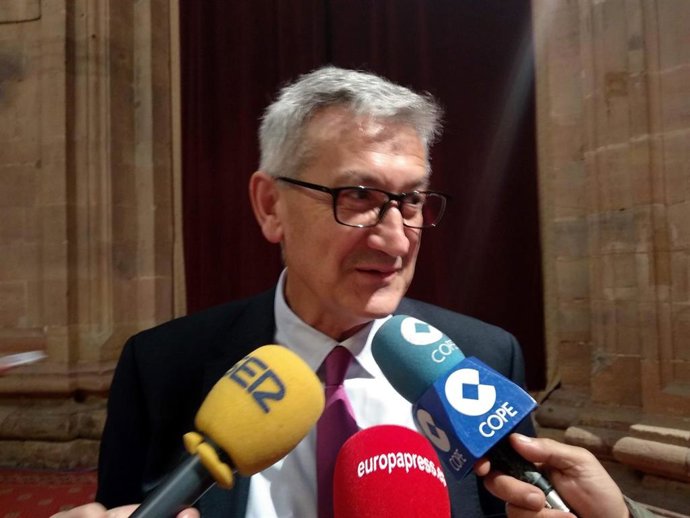 El rector de la Universidad de Oviedo, Santiago García Granda, atiende a los medios tras la lectura del fallo del Premio Princesa de Astuiras de Investigación Científica y Técnica 2019.