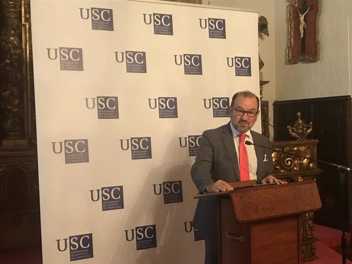 El rector de la USC, Antonio López, en la rueda de prensa