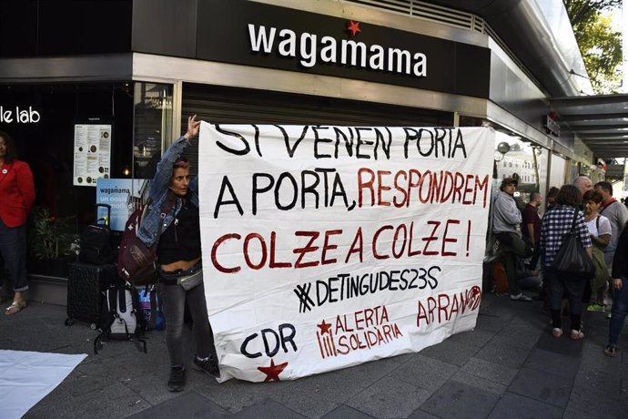 Manifestantes independentistas apoyan a los CDR ante la Audiencia Nacional