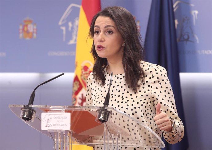 La portavoz de Ciudadanos en el Congreso, Inés Arrimadas, en rueda de prensa tras presentar en la Cámara la Proposición de Ley de Medidas de Lucha Contra la Corrupción, en Madrid (España), a 20 de diciembre.