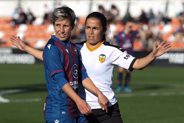 Sonia Bermúdez, del Levante UD, y Paula Guerrero, del Valencia CF, en un partido de la Liga Iberdrola