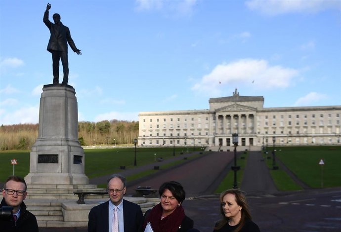 La jefa de Gobierno de Irlanda del Norte, Arlene Foster, atiende a los medios de comunicación a su salida de la Asamblea en Belfast.
