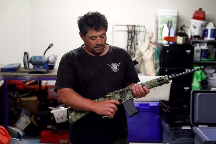 Un ciudadano de Nueza Zelanda muestra su rifle semiautomático AR-15, el cual  guarda en el garaje de su casa a las afueras de Christchurch.
