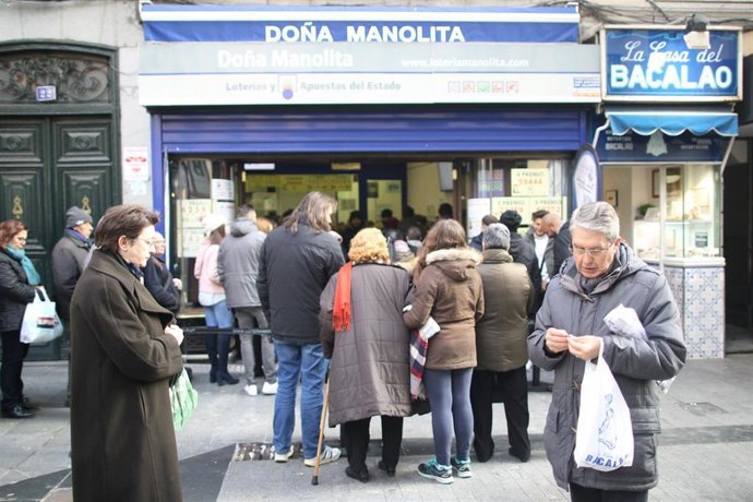 Cola para comprar lotería de Navidad en doña Manolita en Madrid, décimo, décimos