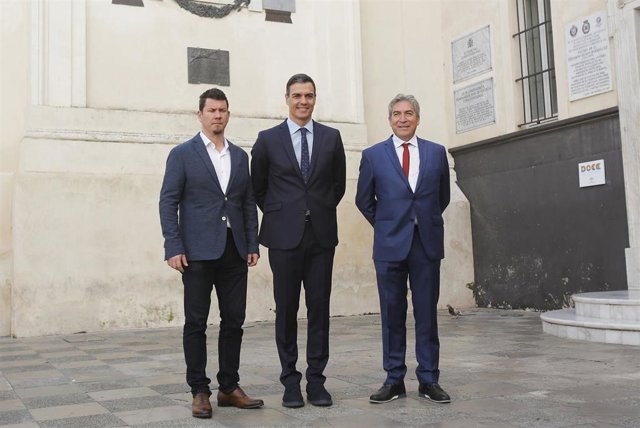 El presidente del Gobierno, Pedro Sánchez (c), junto al Delegado de Gobierno en Andalucía, Lucrecio Fernández (d), en una foto de archivo.