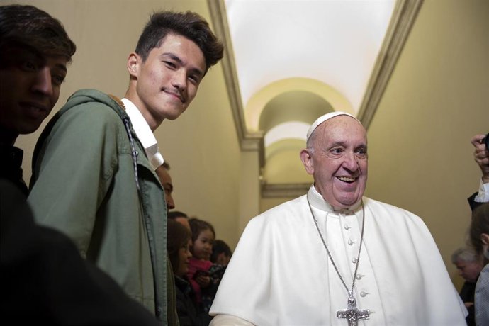 Pope greets refugees at the Vatican