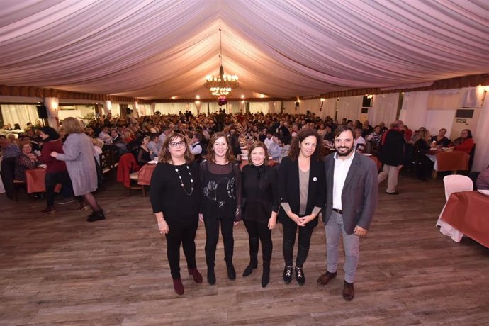 La secreraria general del PSIB-PSOE, Francina Armengol, y la presidenta del Consell de Mallorca, Catalina Cladera, en la cena de Navidad de los Socialistas de Mallorca.