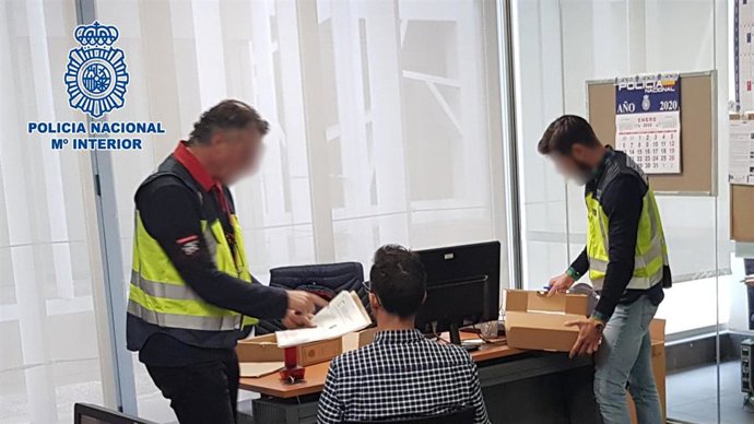 Nota De Prensa:"La Policía Nacional Desarticula Una Red Que Facilitaba Documentos Falsos Para Obtener Permisos De Residencia En España"