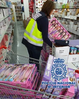 Policía Nacional Nota De Prensa + Fotos+ Vídeo (La Policía Nacional Se Incauta De 16.853 Efectos Falsificados, En Su Mayoría Juguetes Y Accesorios De Telefonía, En Un Polígono Industrial En Málaga)