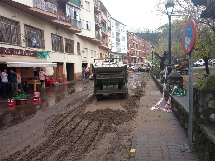 Trabajos de limpieza en Navaconcejo tras el desbordamiento del río Jerte