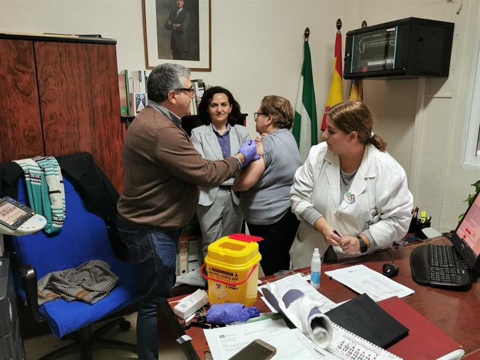 La delegada territorial en la provincia de la Junta de Andalucía, Trinidad Rus, supervisa la vacunación en el Centro de Participación Activa de Bailén