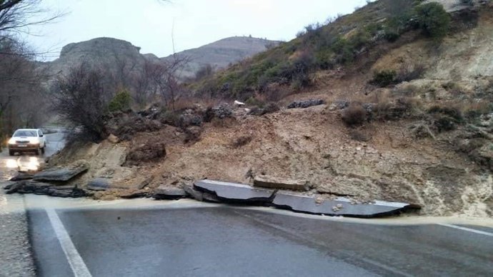 Desprendimiento en la carretera entre Tramacastilla a Villar del Cobo.