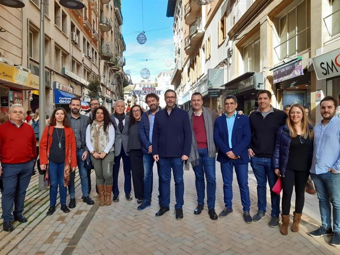 El alcalde de Palma, José Hila, acompañado de otros regidores del Ayuntamiento, ha inaugurado la nueva calle Velázquez de Palma.