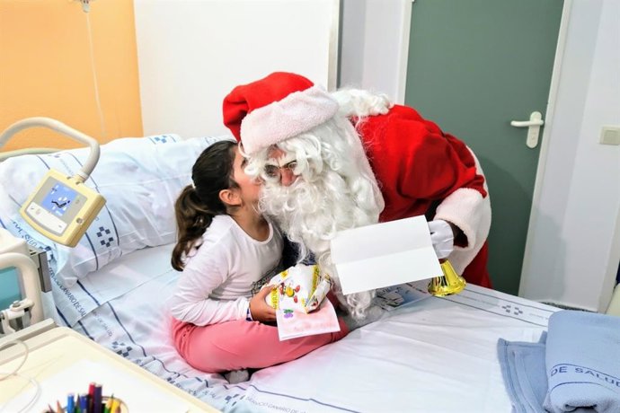 Papá Noel sorprende a los pacientes pediátricos del Hospital de La Candelaria