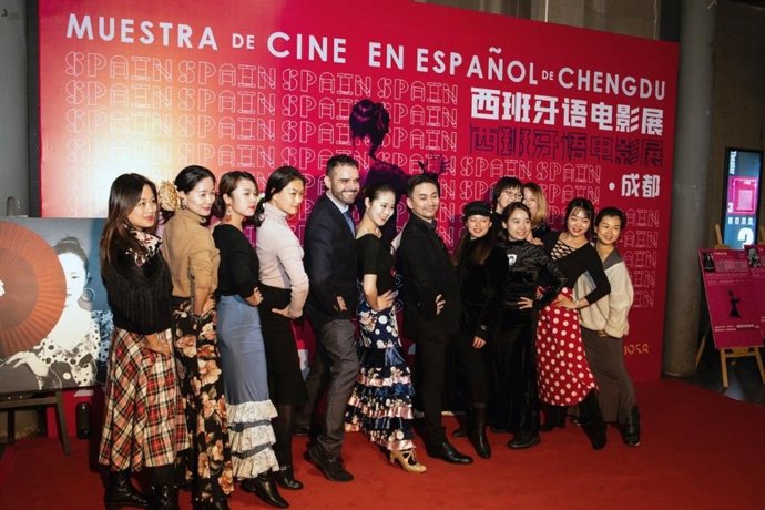 El cineasta asturiano Roberto F. Canuto y el realizador de origen chino Xu Xiaoxi, en un momento de la inauguración de la I Muestra de Cine en Español de Chengdu