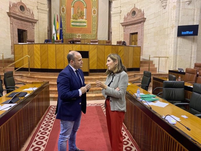 El portavoz provincial de Ciudadanos Huelva y vicepresidente del Parlamento de Andalucía, Julio Díaz, conversa con la consejera de Empleo, Rocío Blanco
