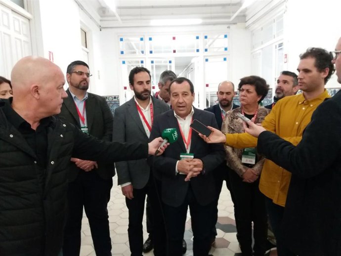 El parlamentario socialista andaluz y secretario general del PSOE de Málaga, José Luis Ruiz Espejo, atiende a los medios de comunicación.