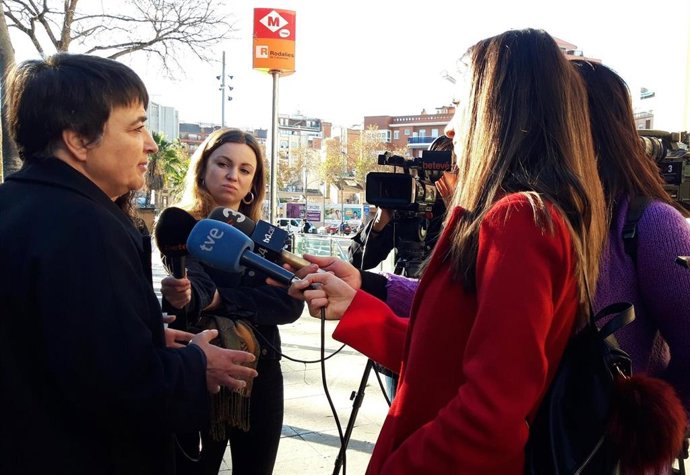 Rosa Alarcón visita la estación de la L1 de metro Fabra i Puig para conocer el dispositivo de transporte alternativo que se ha organizado por las obras de Glries.