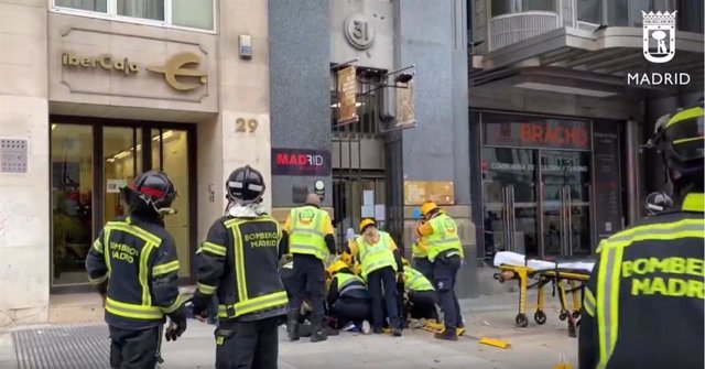 En estado crítico una mujer golpeada por un cascote de la calle Alcalá 31