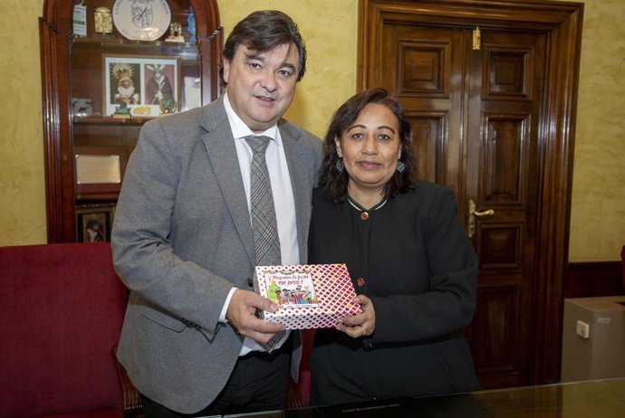 El alcalde de Huelva, Gabriel Cruz, con Gladys Meza de Huelva Acoge