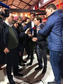 El alcalde de Madrid, José Luis Martínez Almeida, atiende a los medios de comunicación