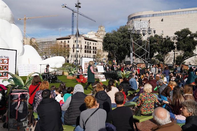 Una de las actividades de la Feroia de economía social y solidaria celebrada en la plaza Catalunya de Barcelona.