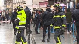 La caída de cascotes por el viento en la calle del Carmen obliga a cerra Doña Manolita