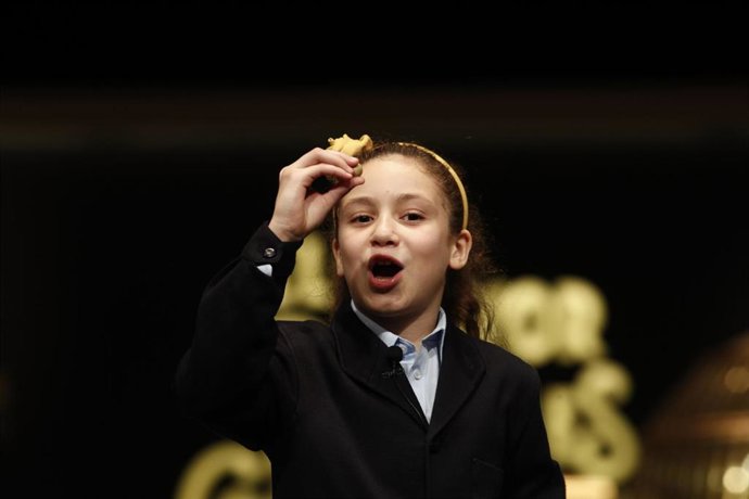 Una niña canta el Gordo del Sorteo Extraordinario de la Lotería de Navidad 2018. 