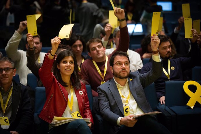 Marta Vilalta i Pere Aragons durant les votacions en el Congrés Nacional d'ERC del 21 de desembre de 2019.