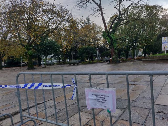El Ayuntamiento de Santiago cierra el acceso al parque de la Alameda por las condiciones meteorológicas adversas y alerta de temporal