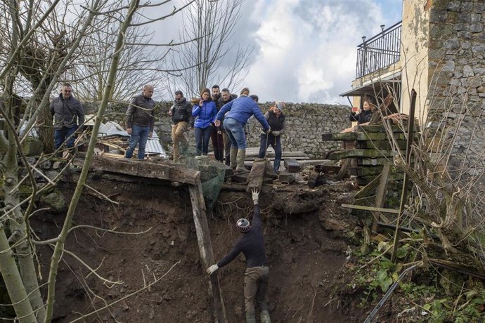 La consejera de Presidencia, Interior, Justicia y Acción Exterior, Paula Fernández Viaña, visita las zonas afectadas por las inundaciones. En la imagen, en la localidad de Cañeda