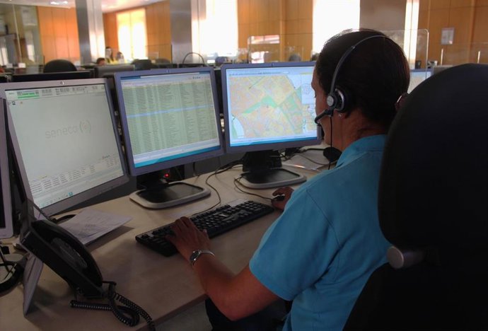 Un operario del 1-1-2 atiende y gestiona llamadas en el centro de Emergencias de Castilla y León.