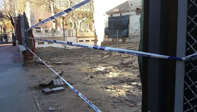 Imagen de la tapia desprendida por el viento en la calle San Quirce de Valladolid.