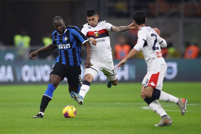 Fútbol/Calcio.- (Crónica) El Inter golea y cierra 2019 en el liderato con la Juv