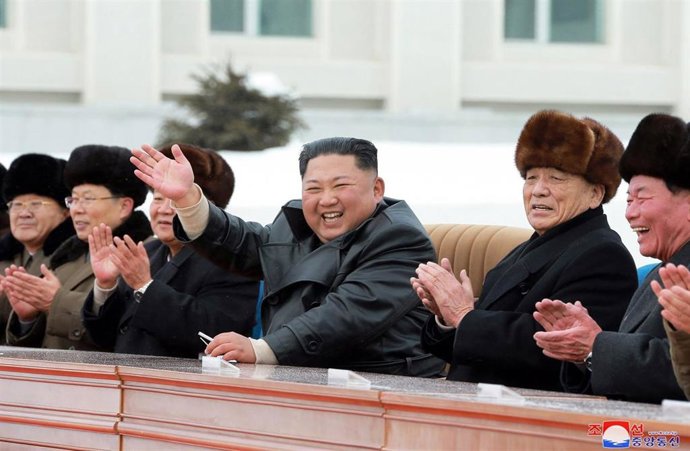 El líder de Corea del Norte, Kim Jong Un, acompañado por dirigentes del régimen.