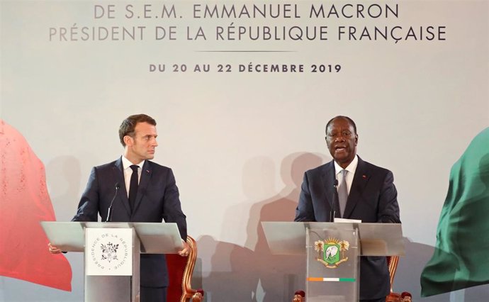 El presidente de Francia, Emmanuel Macron, y el presidente de Costa de Marfil, Alassane Outtara.