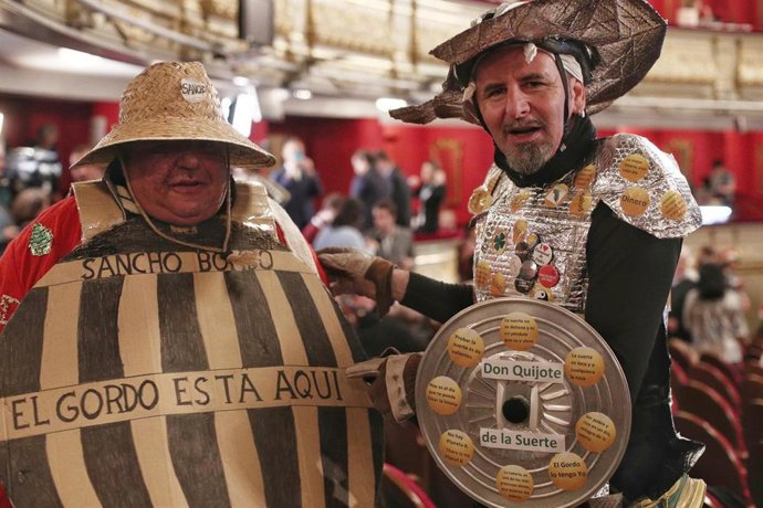 Dos hombres vestidos como Don Quijote y Sancho Pancha asisten a la celebración del Sorteo Extraordinario de la Lotería de Navidad 2019 en el Teatro Real de Madrid (España), a 22 de diciembre de 2019.