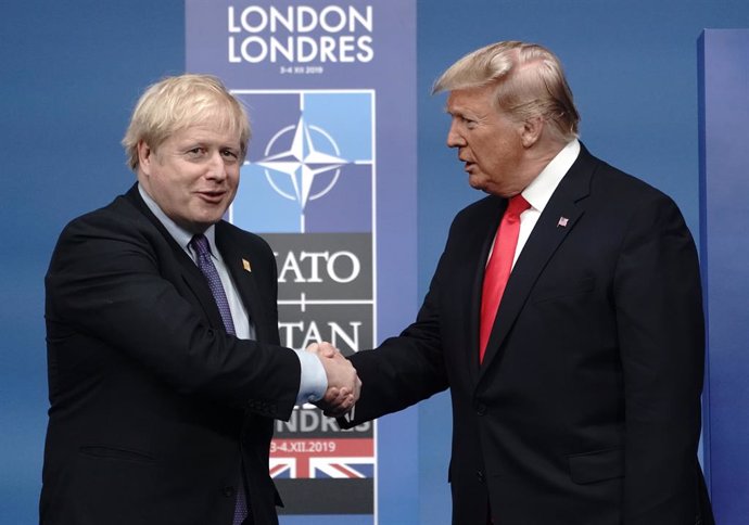 El primer ministre britnic, Boris Johnson, dona la m al president dels Estats Units, Donald Trump